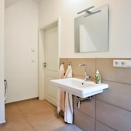 Holiday home Stunning In With Kitchen